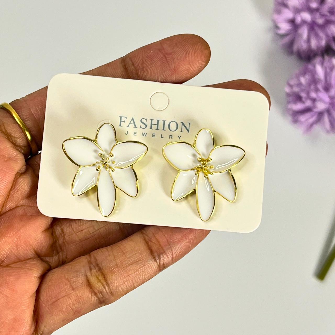 White Blossom Flower Stud Earrings – Gold Outline