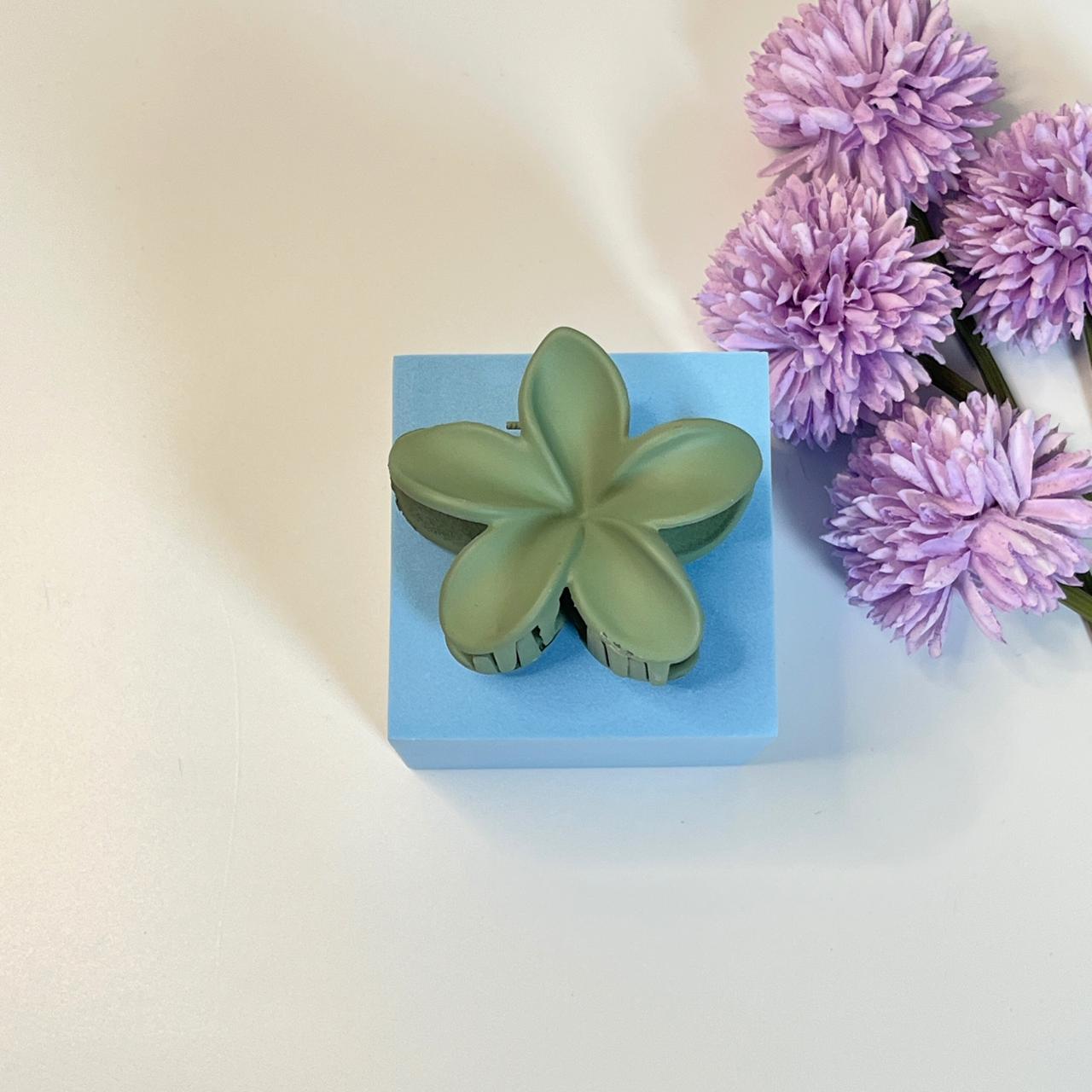 Matte Flower Hair Claw - Medium