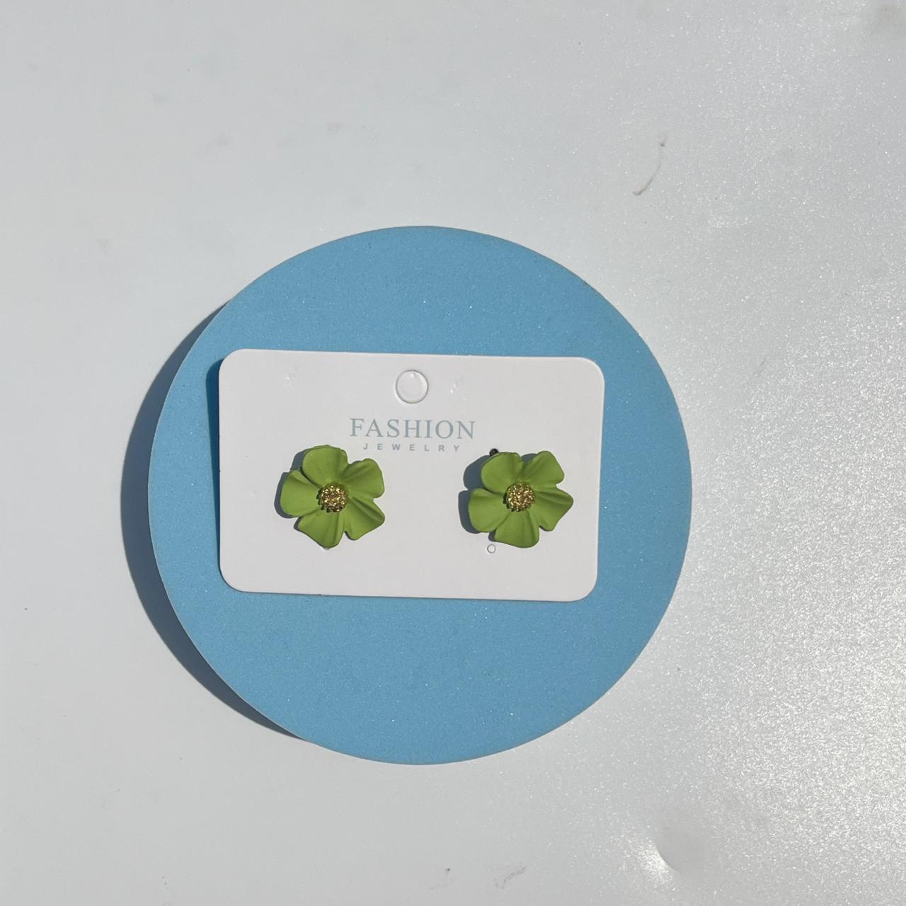 Minimal Green Floral Stud Earrings – Everyday Elegant Pair
