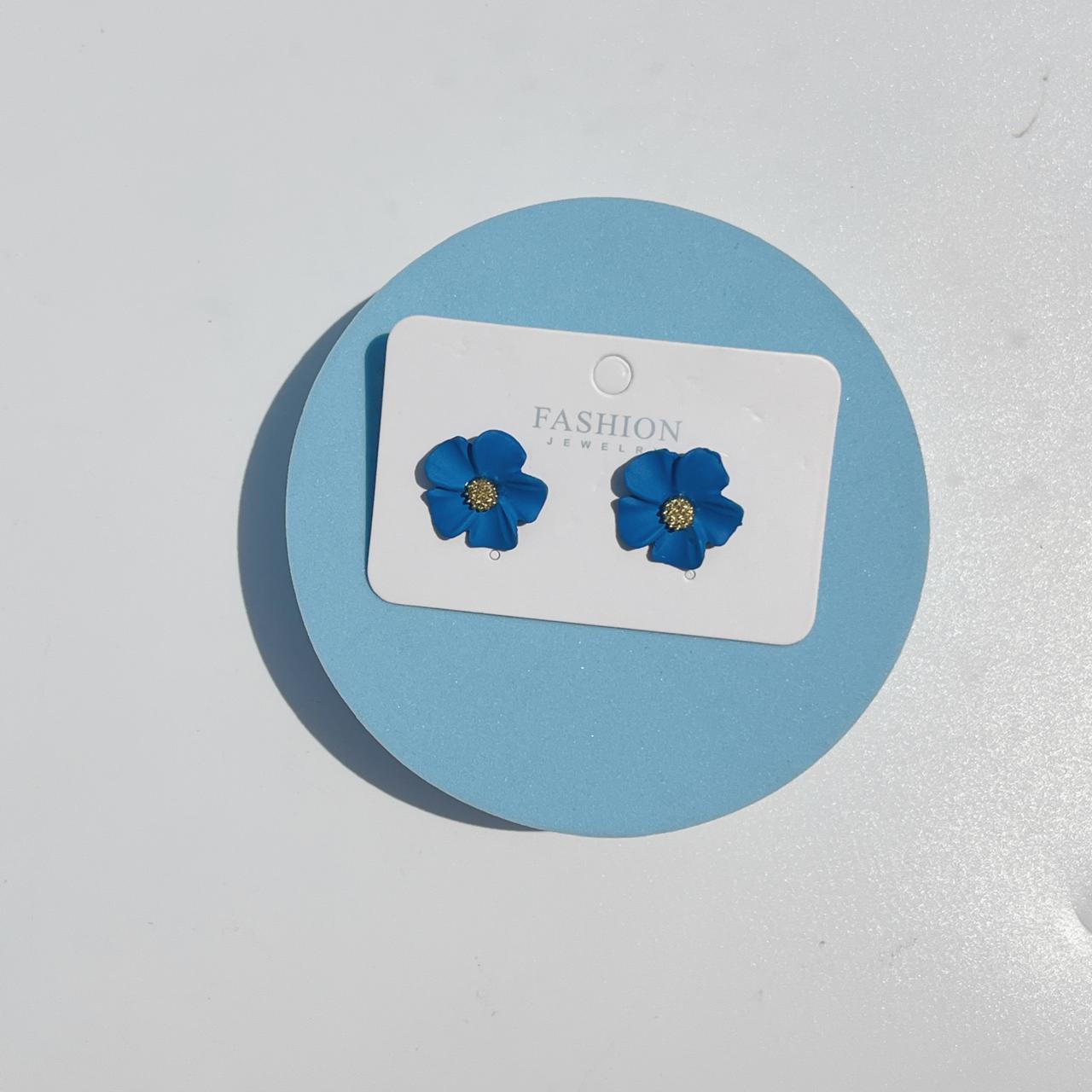 Minimal Blue Floral Stud Earrings – Everyday Elegant Pair