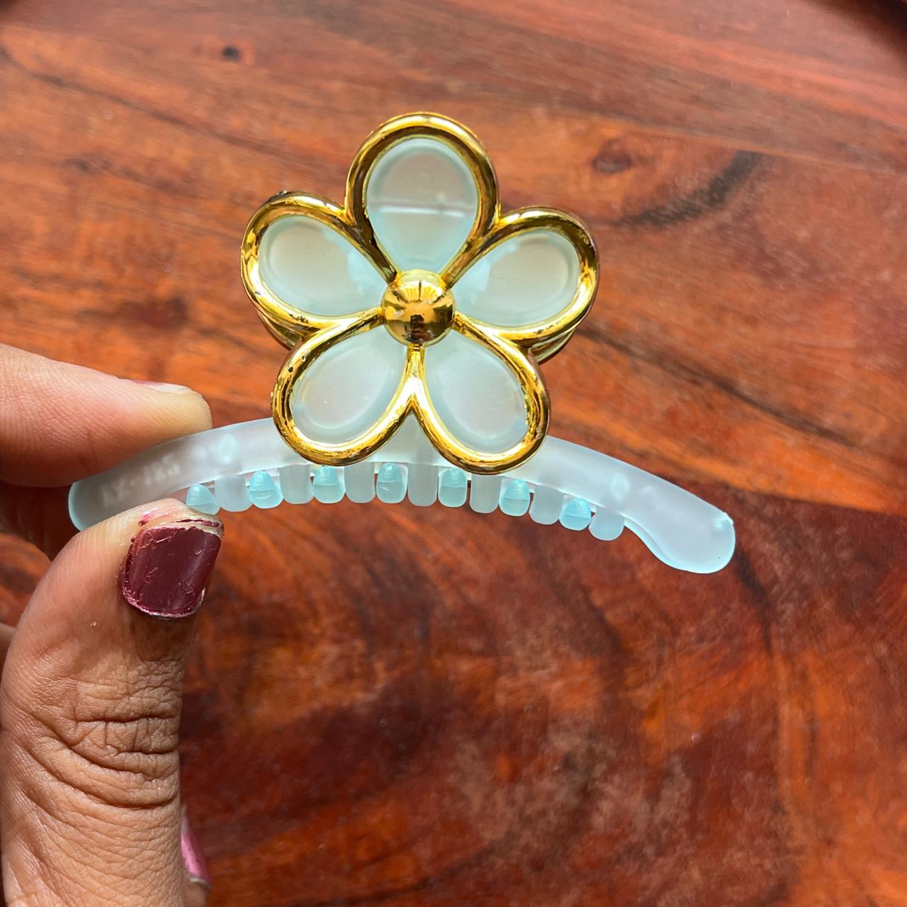 Golden Blossom Outline Clip - 7cm Medium