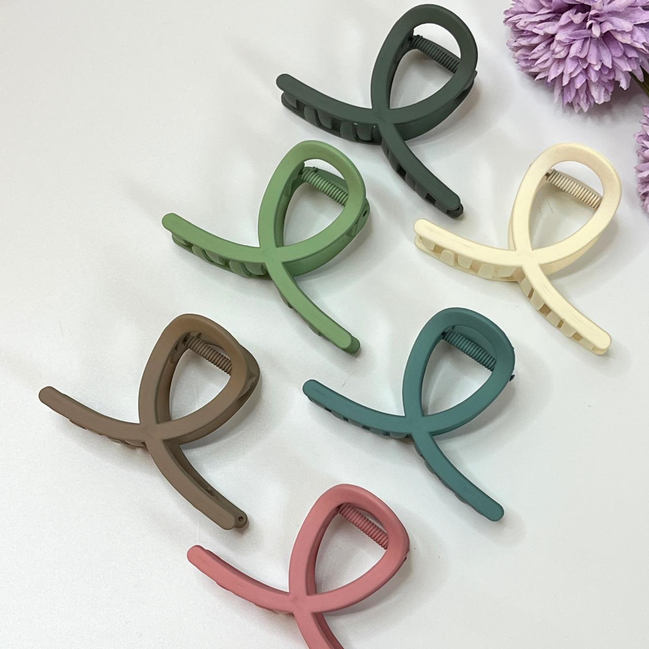 Matte Finish Loop Hair Claw  - Medium