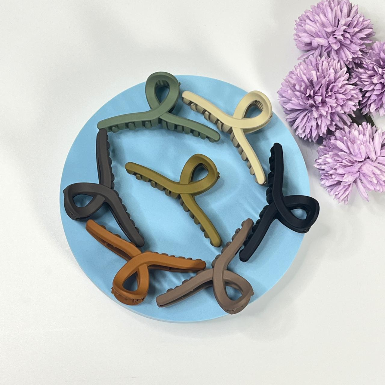 Infinity shape matte hair claw- Medium