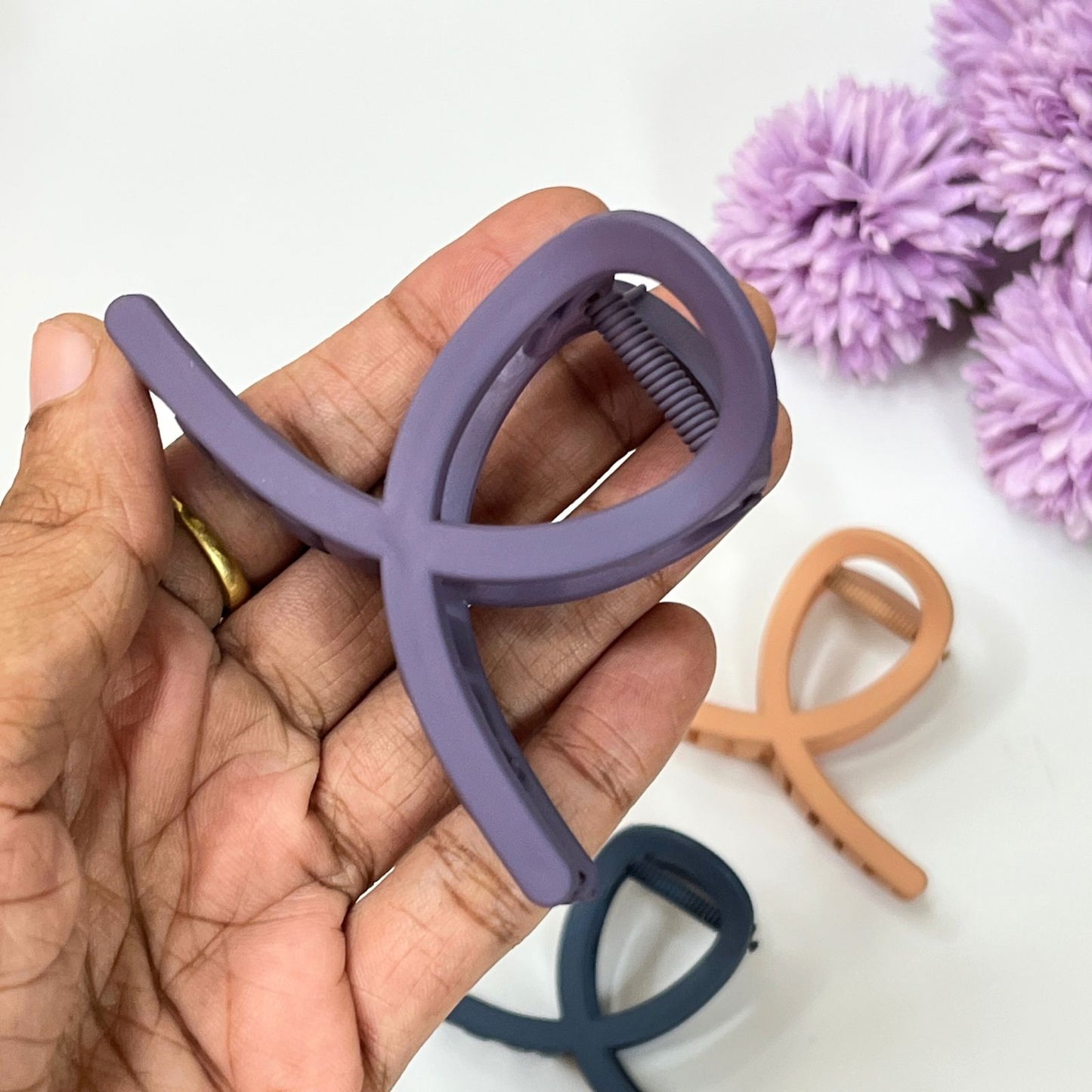 Matte Finish Loop Hair Claw  - Medium