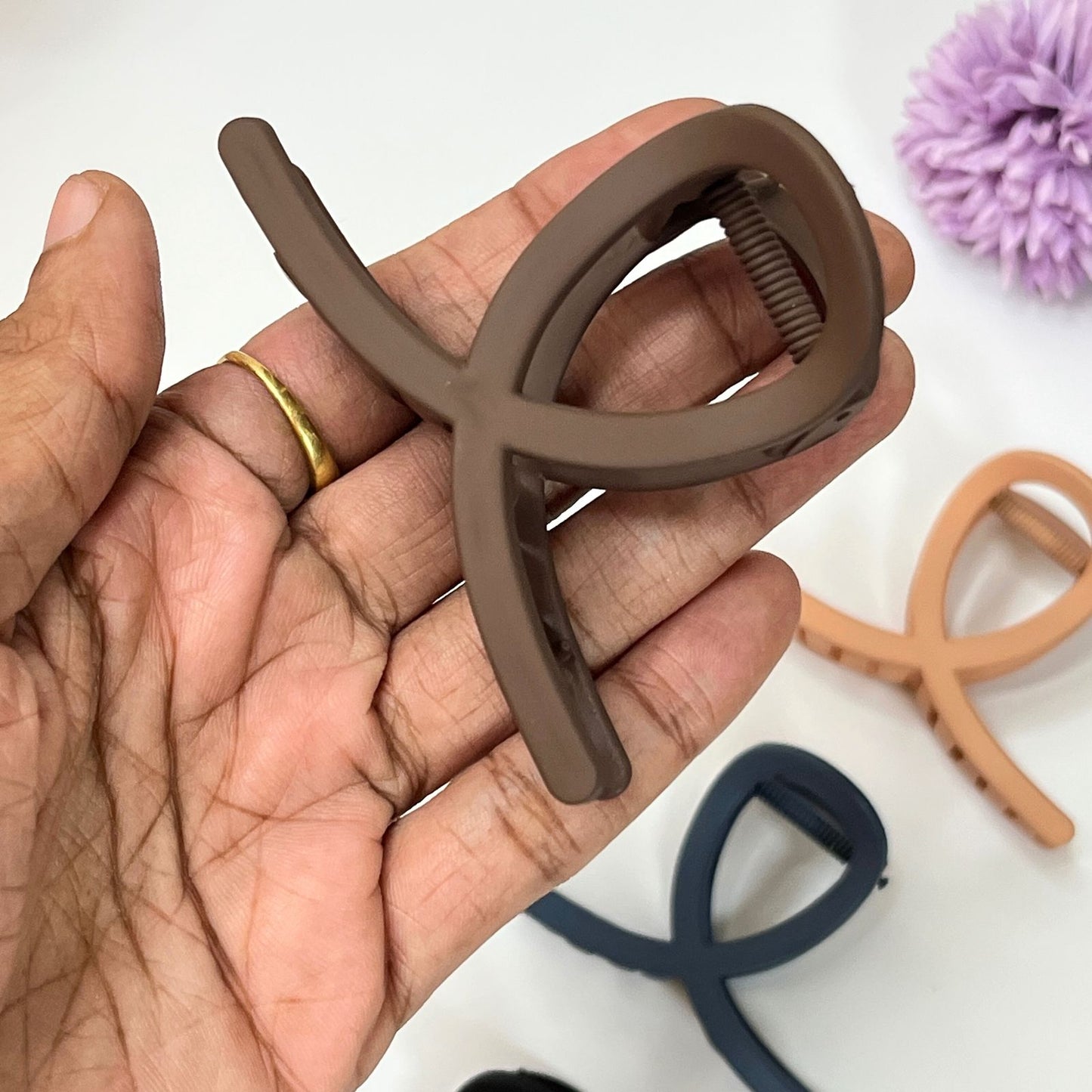 Matte Finish Loop Hair Claw  - Medium
