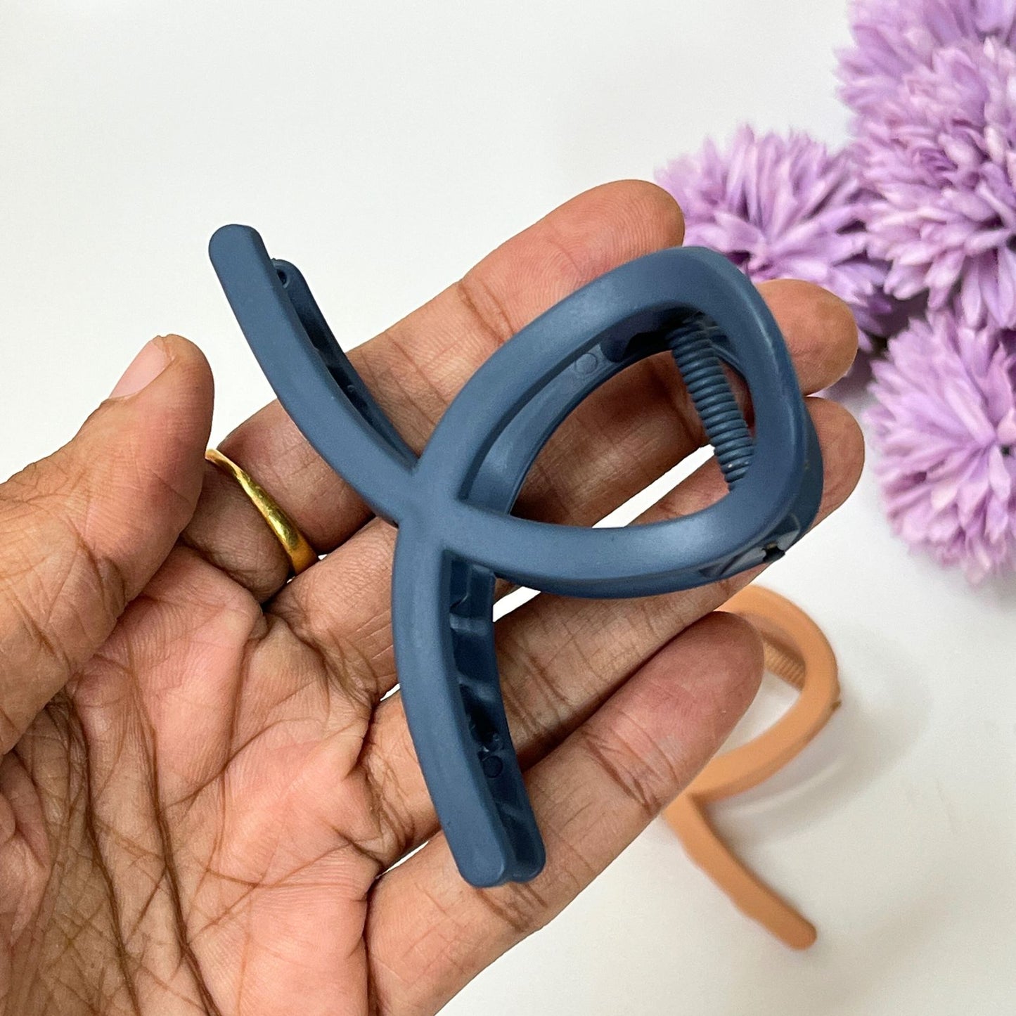 Matte Finish Loop Hair Claw  - Medium