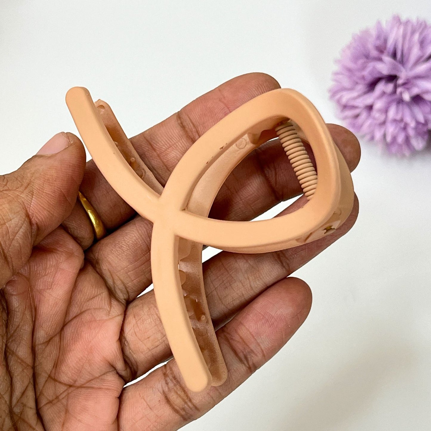 Matte Finish Loop Hair Claw  - Medium