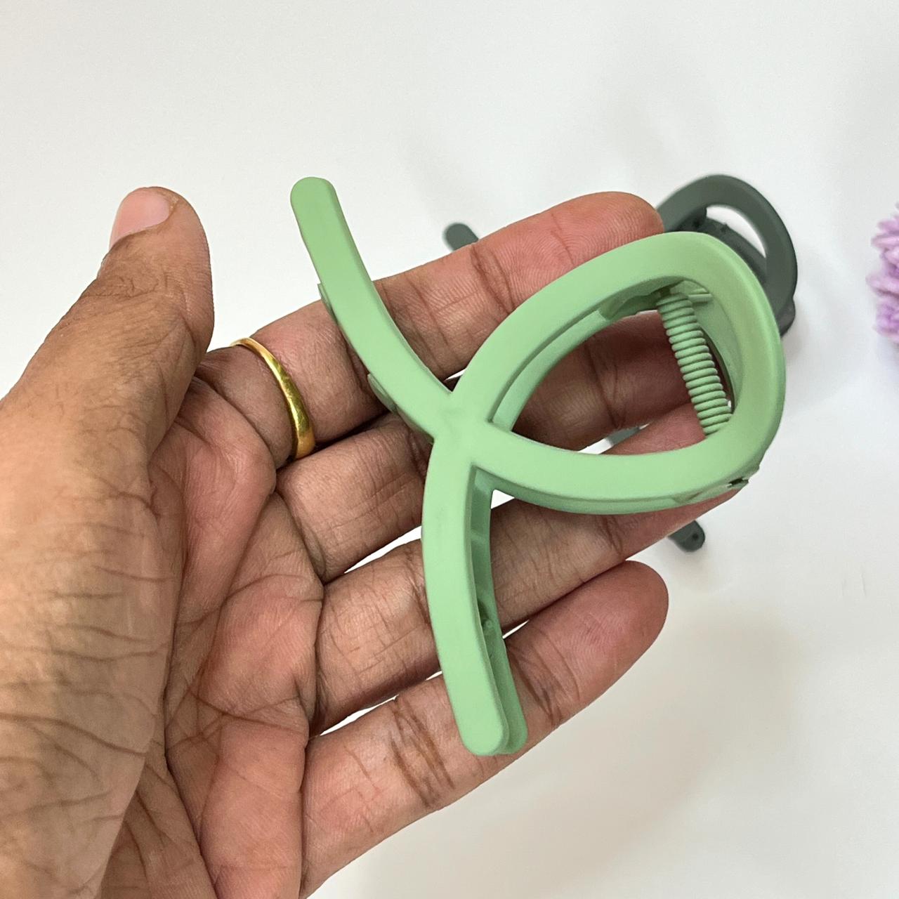 Matte Finish Loop Hair Claw  - Medium