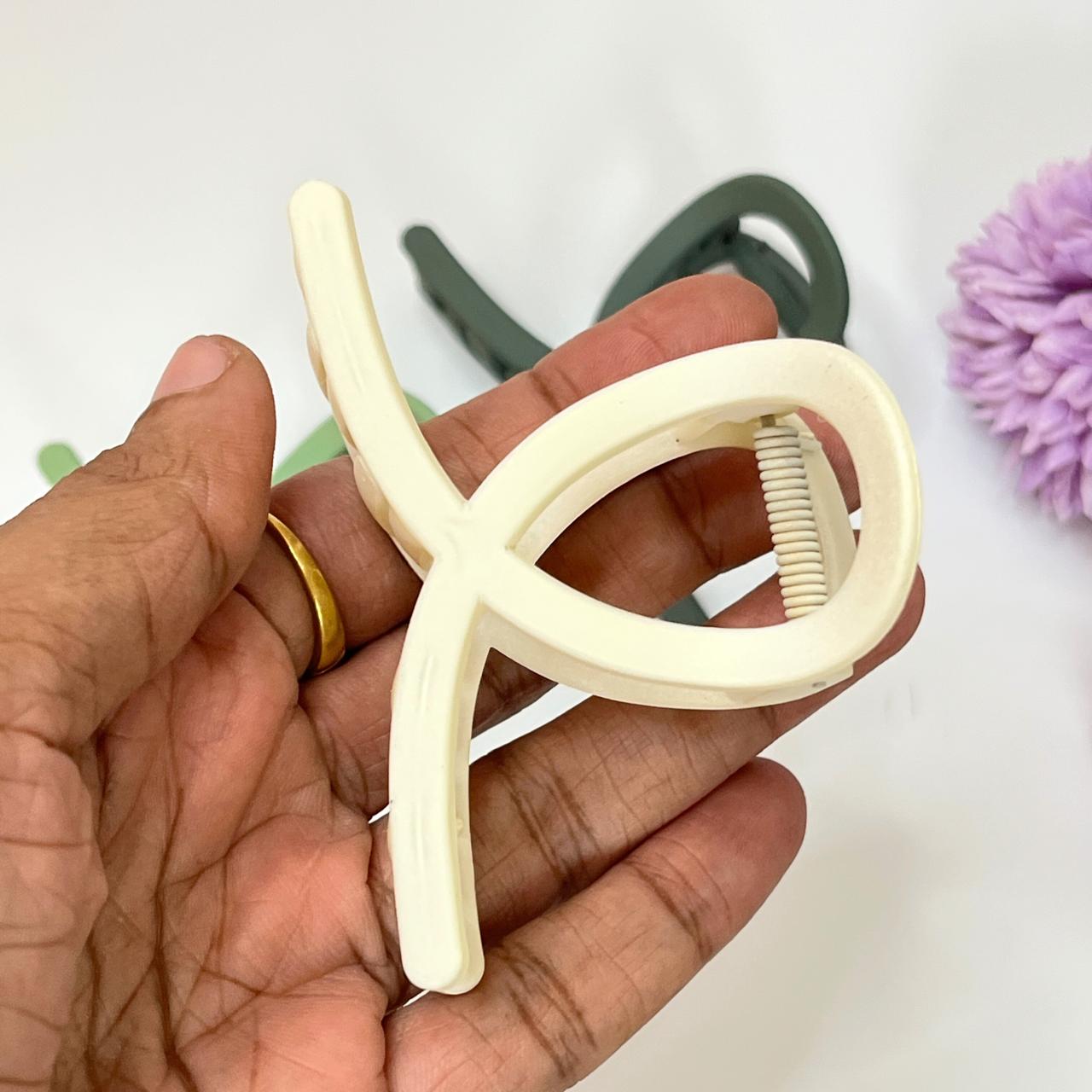 Matte Finish Loop Hair Claw  - Medium