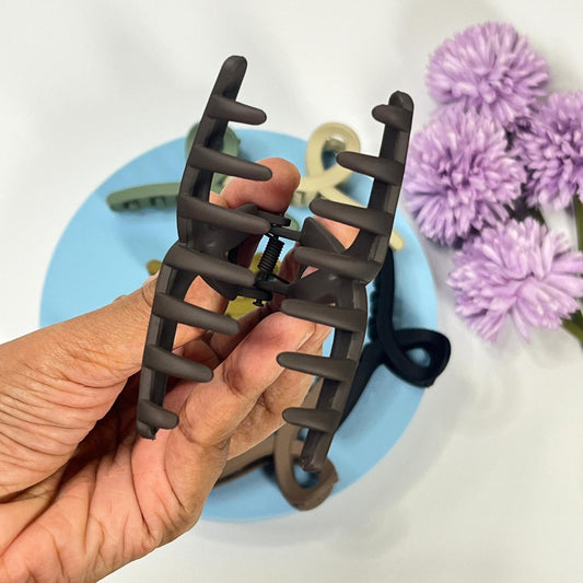 Infinity shape matte hair claw- Medium