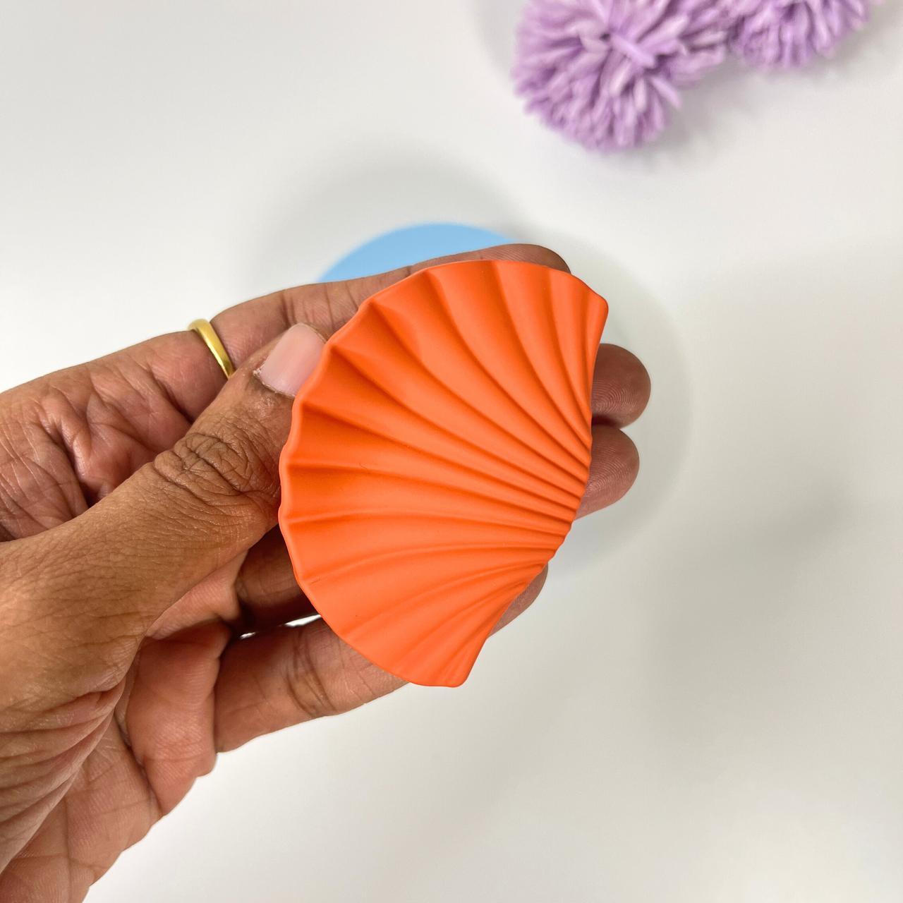Shell Shape Matte Hair Claw - Medium
