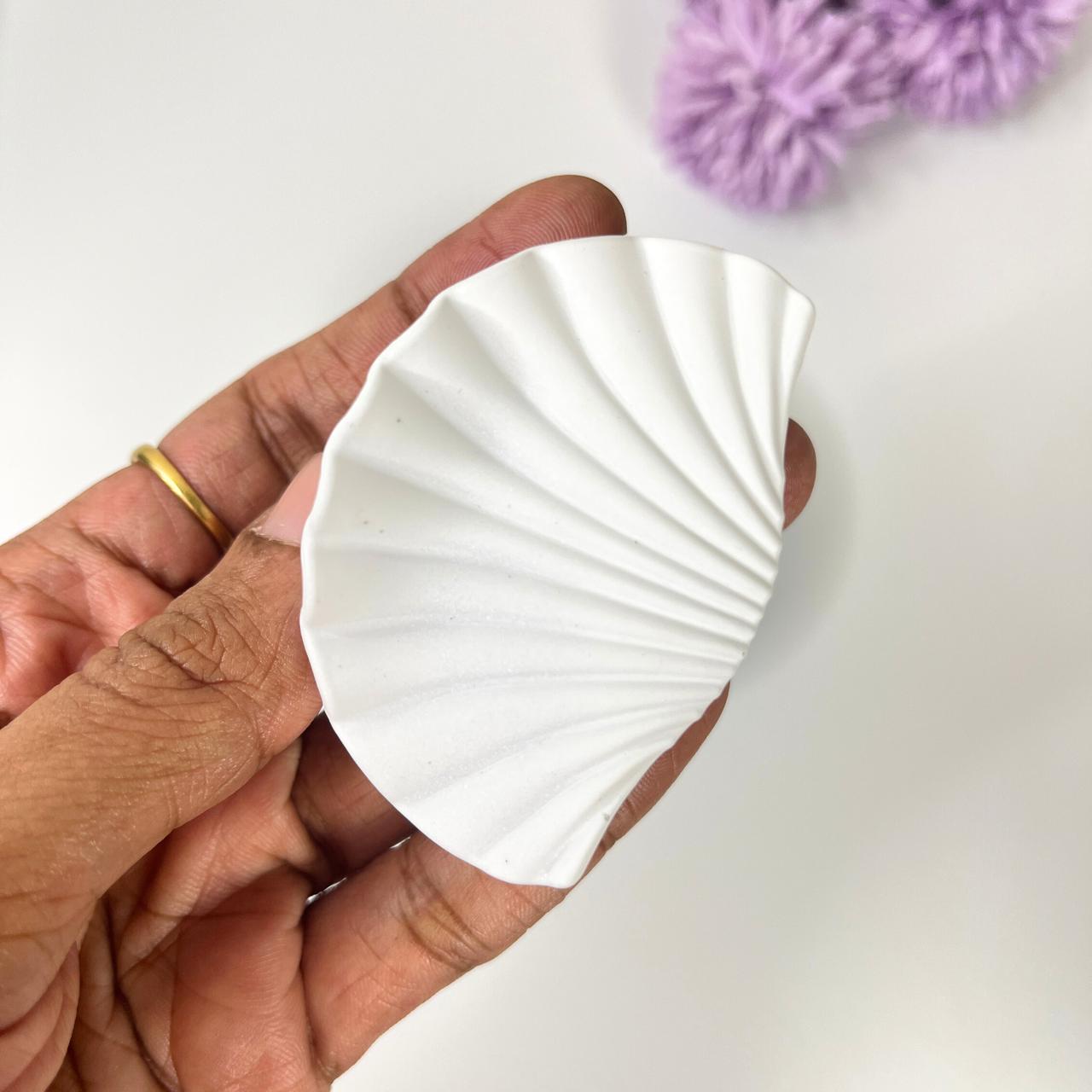 Shell Shape Matte Hair Claw - Medium