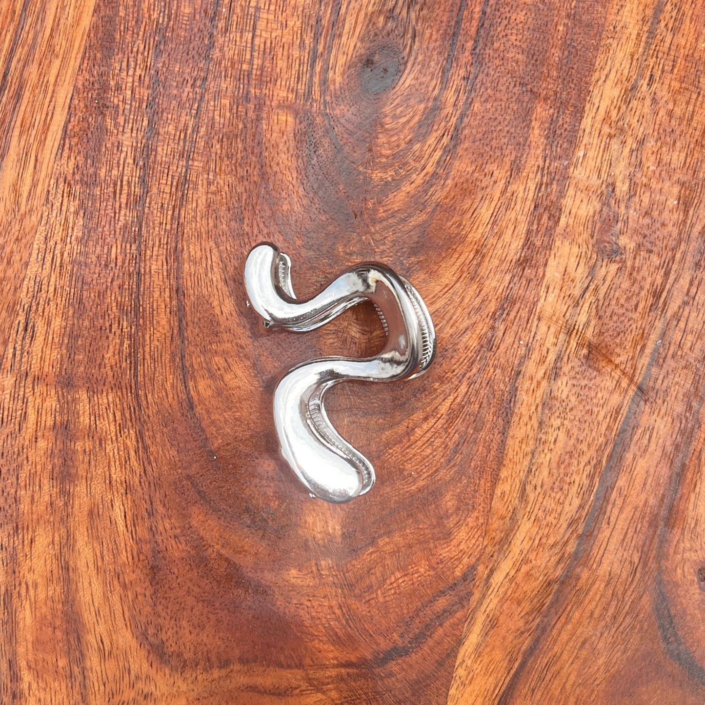 Twist Curve Metallic Claw Hair Clip – Gold & Silver