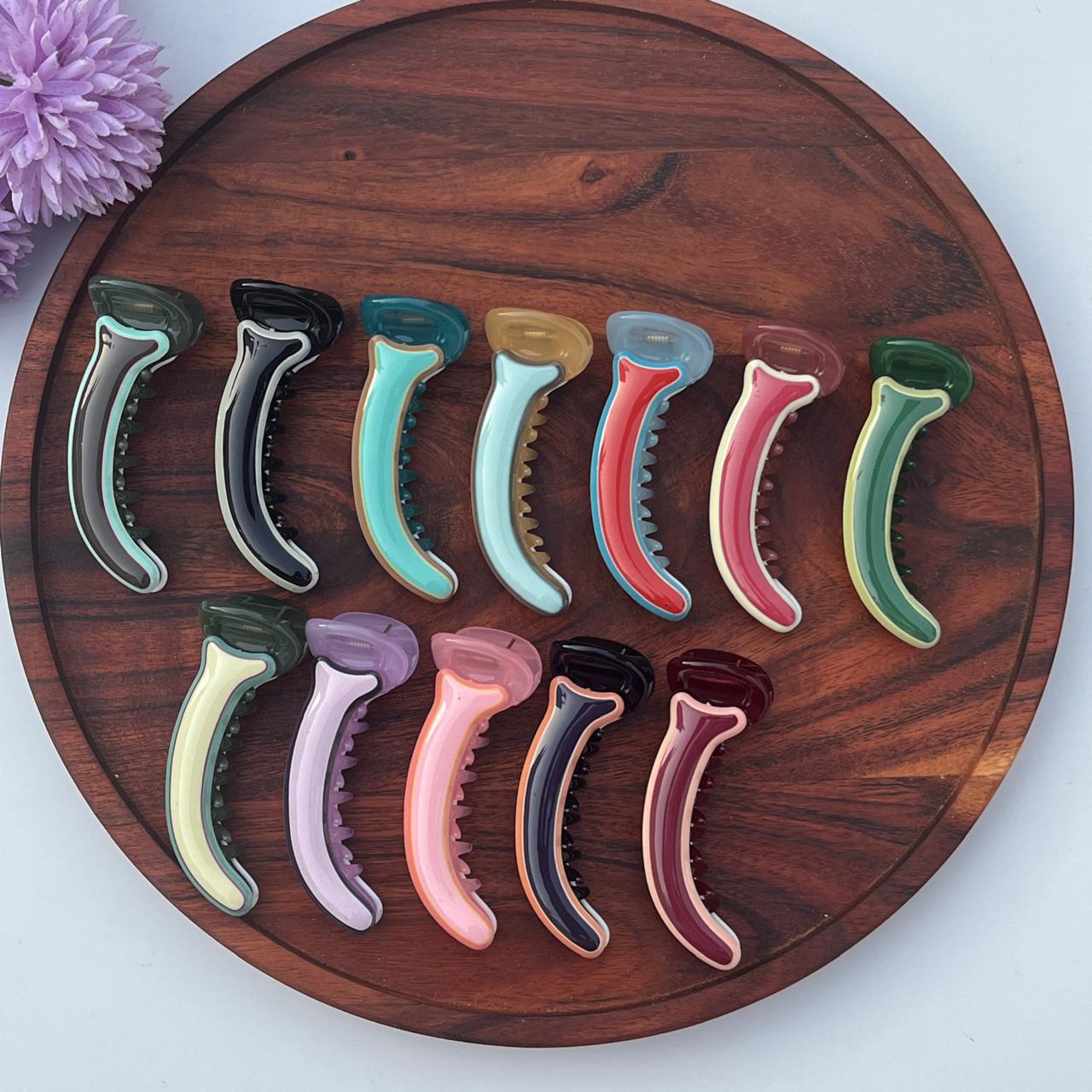 Dual-Tone Glossy Banana Clip - Medium 8cm