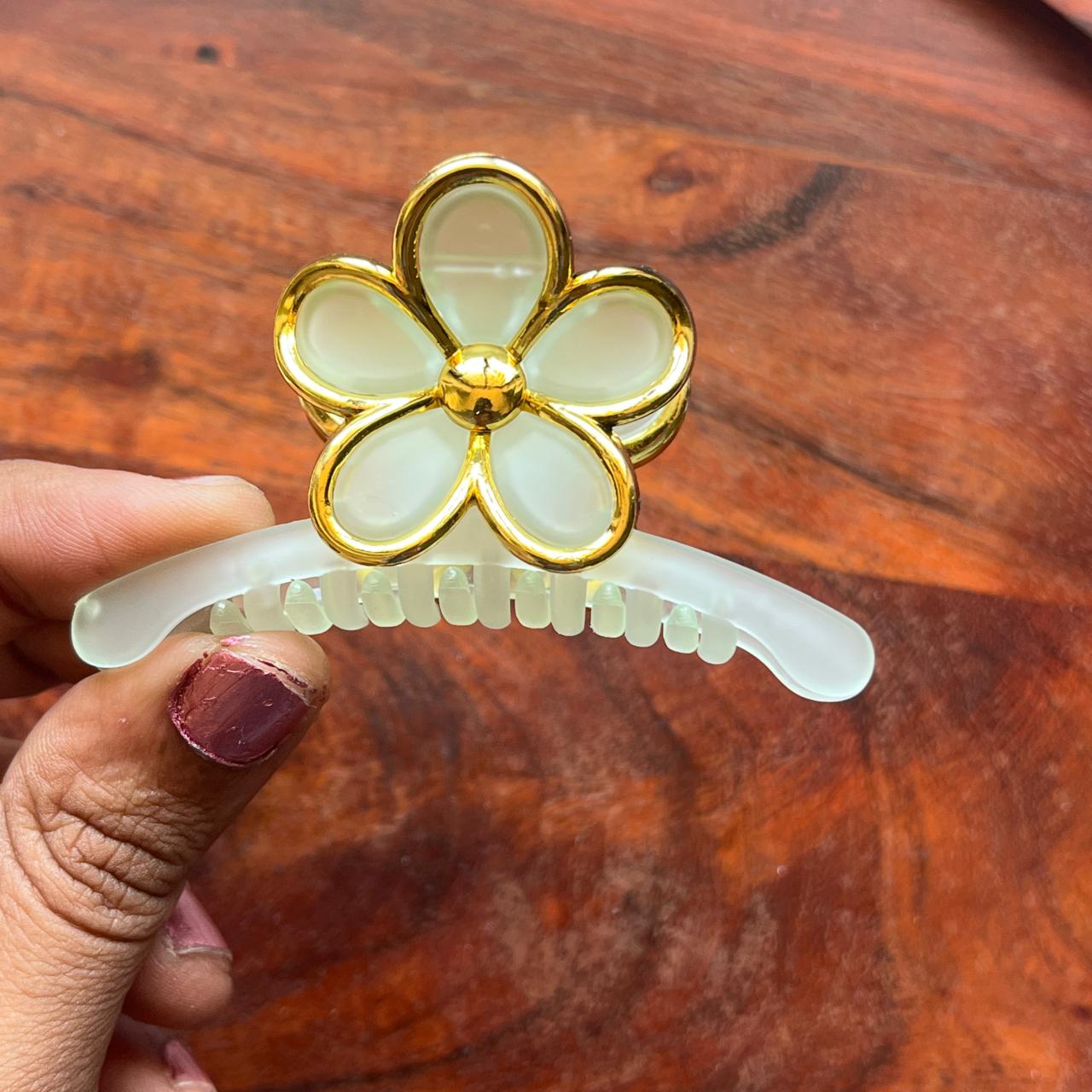 Golden Blossom Outline Clip - 7cm Medium
