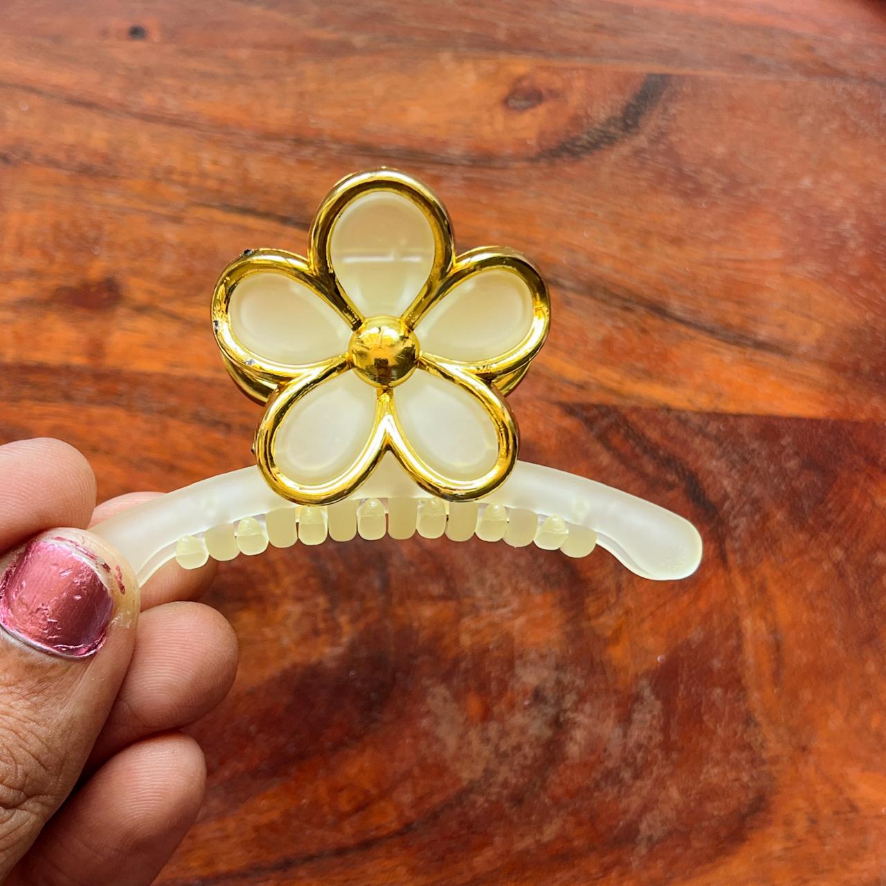 Golden Blossom Outline Clip - 7cm Medium